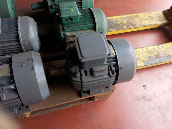 Moteur UNELEC type FA132.2P