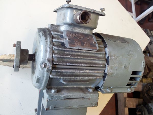 Moteur UNELEC type FU063W4P